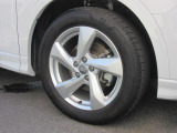 全車両に標準装備の純正アルミホイールは、純正ならではのバランスの良いデザインと、走行安定性をお楽しみ頂けます。