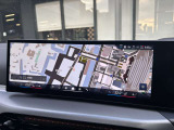 iDriveナビは、シフトレバー手前のコントローラーだけでなく、画面をタッチして使用可。目的地までのルート案内はもちろん、メンテナンス時期の確認や電動テールゲートの開口度調整の設定なども行う事ができます。