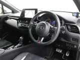 シルバーステッチとGRエンブレムを施し、スポーク部をダークメタリック塗装とした専用本革巻き小径3本スポークステアリングホイールや、アルミペダルなどが採用されたスポーティなインテリアです。