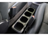 運転席と助手席間にはドリンクホルダーを装備しています。後席からも取りやすく使いやすいホルダーです。