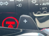 【パドルシフト】ハンドルから手を離さずに素早くシフトアップ&ダウンができるので、エンジンブレーキを使う下り坂や高速道路の合流で加速したい場面で役立ちます。