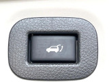 【パワーバックドア】スマートキーや運転席のボタンを押すだけでリアゲートが自動で開閉します!荷物を持っている時や、高い位置にあるバックドアを閉める際に便利な機能です♪