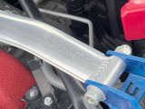 【クスコ製タワーバー】お車の剛性を高めるタワーバーを装備。よりスムーズなコーナリング走行が可能となり、走りも楽しめます。