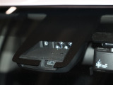 【プリクラッシュセーフティシステム】レーザーレーダーと単眼カメラを併用したセンサーで前方の車両を検知し、それに基づく統合的な制御により、事故の回避や衝突被害の軽減を支援します。