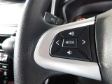 ハンドルから手を離さずにオーディオの操作ができるステアリングスイッチを装備。わき見運転の防止にもなり安全運転に貢献します。