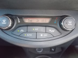 車内を快適温度に保ってくれるオートエアコン装着車。