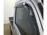 雨の日、窓を少し開けたいときに便利なドアバイザーを装備