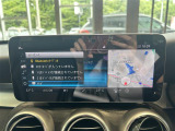 マットブラックにホワイトのLIBERALAのロゴの建物と看板が目印です。
