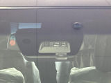 【三菱e-Assist】走行中に前方の車両等を認識し、衝突しそうな時は警報とブレーキで衝突回避と被害軽減をアシスト。より安全にドライブをお楽しみいただけます。