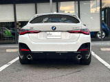 BMWのテールランプはプレスラインへと続く形状のため、統一感のある綺麗なラインを演出しております。