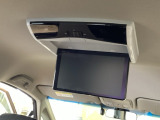 天井にリア席モニターが付いています。ナビゲーションで再生しているDVD等の映像を、後部座席の方にご覧いただくことができます。お子様にも大人気です。
