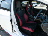 メーカーオプションのRECARO(レカロ)製スポーツシート装着車になります。