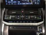 デザインもよく、居心地のよい運転席ですね。分かりやすいスイッチ類ですから操作もしやすく運転をサポートします。ぜひご来店いただき、実際にお座りいただいてステアリングを握ってみてください!