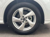 18インチ純正アルミホイール装備 全車両に標準装備の純正アルミホイールは、純正ならではのバランスの良いデザインと、走行安定性をお楽しみ頂けます。