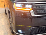【LEDヘッドライト】悪天候や夜間走行時も良好な視界を確保し安心して運転できる高輝度LEDヘッドライトを装備!点灯速度が早く、消費電力も抑えられています。
