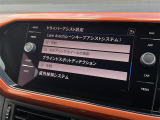 マットブラックにホワイトのLIBERALAのロゴの建物と看板が目印です。