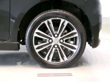 純正のアルミホイール装着車です。タイヤサイズは165/55R15です。