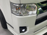 【LEDヘッドライト】悪天候や夜間走行時も良好な視界を確保し安心して運転できる高輝度LEDヘッドライトを装備!点灯速度が早く、消費電力も抑えられています。