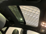 パノラミックルーフで明るい車内と開放感あるドライブをお楽しみいただけます。