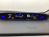 デジタル表示のスピードメーターとタコメーターを大きく配した見やすいメーター部になっています。左側のインフォメーション画面でオドメーターや燃費などの情報を確認できます。