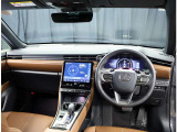 デザインもよく、居心地のよい運転席ですね。分かりやすいスイッチ類ですから操作もしやすく運転をサポートします。