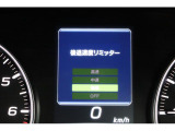 後退時、万が一の踏み間違いに備えて速度リミッター機能搭載!
