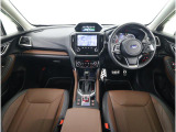 ■視界良好で運転しやすいコックピットです。シンプルで操作性の良いインパネ回りにデザインされ、SUBARUは安全性能に徹底的にまでこだわった視界設計を行っています。