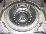 スペアタイヤ、装備車です。最近は、スペアタイヤが無くなってきていますが、やはりあれば安心ですよね!でもでも、交換するのは大変、JAFにお任せ!365日24時間対応します!是非ご加入下さい!
