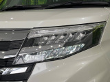 【LEDヘッドライト】悪天候や夜間走行時も良好な視界を確保し安心して運転できる高輝度LEDヘッドライトを装備!点灯速度が早く、消費電力も抑えられています。