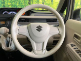 インテリアに合わせたデザインのステアリングは、運転される方のことも考え、運転しやすい形状、大きさです。是非一度、実際に触ってお確かめください。