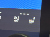 【シートベンチレーション】夏場は涼しい風でお尻や背中の熱やムレを防ぎ、冬はエアコンよりも早く温まってポカポカに!季節を問わず快適に過ごせます。