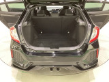 ラゲッジも広く使いやすいトランクは、開口部も広く荷物の積み下ろしもしやすいお車となっております。リアシートの背もたれは6:4の割合で分割して可倒できるので、長いお荷物などを載せることもできます。