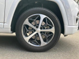 タイヤサイズは235/55R18です。