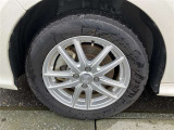 Aftermarketアルミ。タイヤサイズは185/60R15、現在は夏タイヤ装着で残り溝は約3ミリです