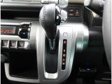 こちらのシフトは、車両にマッチしたデザインになっています!握りやすく、操作し易い配置になっていますので、いつも触れるシフトだからこそ、大切ですね!