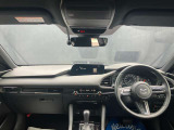 フロントピラーの位置を従来よりも後方にレイアウト。運転席からの視界の広がりを向上。車両の周囲の状況を、いち早く知ることで、安全に運行できます。