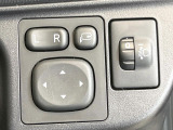 【電動格納ミラー】サイドミラーは電動格納式となっており、狭い駐車場でもキズがつくリスクを抑えられます。