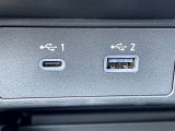 <USB電源ソケット タイプA1個/USB電源ソケット タイプC1個・ワイヤレス充電器>Qi規格対応スマートフォンのワイヤレス充電器を、センターコンソールに装備。USBコードを接続することなく手軽に充電できます