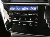 左右独立温度コントロールフルオートエアコンです。運転席、助手席それぞれで独立して温度設定ができます。冷え性の方が乗っても安心ですね♪