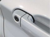 【デザインとの融合】BMWデザイナーが創り出したボディデザインを損なう事のない様に配置とデザインに拘っています。ドアノブについてもBMWの拘りに妥協はありません。
