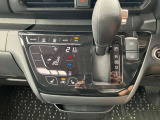 オートエアコンでパネルタッチするだけで操作が可能です(^^)☆AUTOにすれば簡単に車内の空調を快適に調整してくれます♪嬉しいシートヒーター付き(^^)