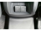 充電用USB端子付き。スマートフォンなどの充電に便利です。