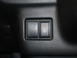 シートヒーターは、シートに内蔵された電熱線で座面を温める装備です。エアコンと違って、すぐに温まり、乾燥しにくいのが特徴です。個別にON/OFFできるので、搭乗者の好みに合わせられます。