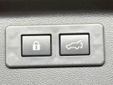 【パワーバックドア】スマートキーや運転席のボタンを押すだけでリアゲートが自動で開閉します!荷物を持っている時や、高い位置にあるバックドアを閉める際に便利な機能です♪