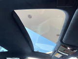 【ガラスルーフ】ガラスルーフ搭載で車内の解放感が一気にアップ!開放的なドライブをお楽しみいただけます。