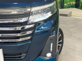 【LEDヘッドライト】悪天候や夜間走行時も良好な視界を確保し安心して運転できる高輝度LEDヘッドライトを装備!点灯速度が早く、消費電力も抑えられています。