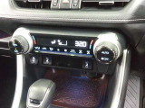 前席は左右独立温度調整機能付きで、運転席と助手席それぞれが好みの温度に設定可能。家族や同乗者とのドライブも快適に楽しめます