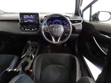 革巻きステアリングで快適な操作性の運転席です。