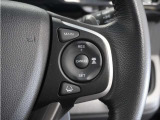 【アダプティブクルーズコントロール】予め設定した車速内でクルマが自動的に加減速。前走車との適切な車間距離を維持しながら追従走行します。【LKAS】車線維持支援システムでステアリング操作を支援。