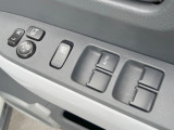 【電動格納ミラー】サイドミラーは電動格納式となっており、狭い駐車場でもキズがつくリスクを抑えられます。